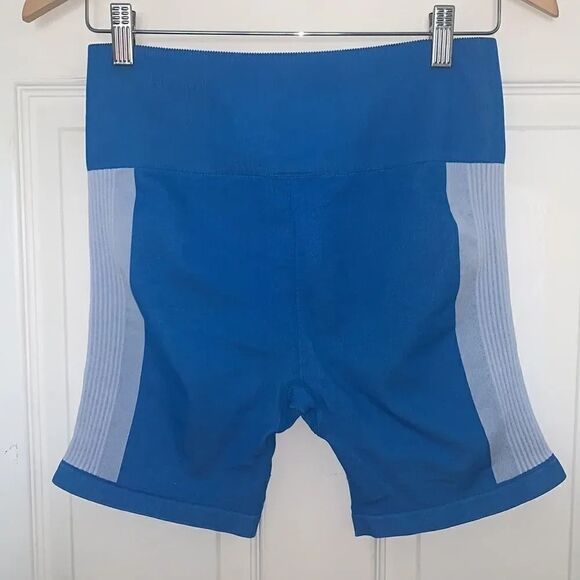 Fabletics High-Waisted Seamless Ribbed Short 7” - Picture 6 of 7
